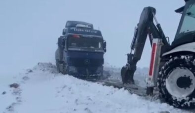 Tekirdağ’da karda mahsur kalan araçlar kurtarıldı