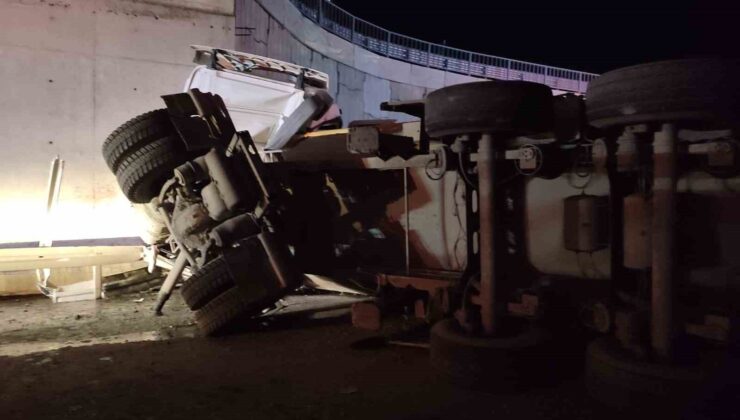 Tekirdağ’da üç araçlı trafik kazasında tır köprüye çarptı: 1 ağır yaralı