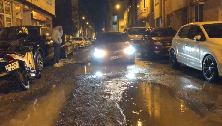 Tekirdağ’da yol çöktü, otomobil çukura saplandı