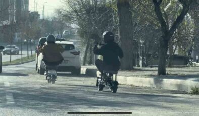 Trafikte ilginç anlar: Taburenin üzerine oturarak elektrikli scooter kullandılar