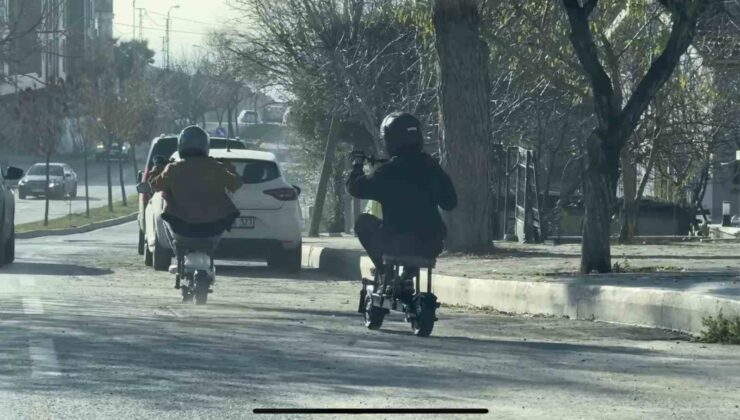 Trafikte ilginç anlar: Taburenin üzerine oturarak elektrikli scooter kullandılar