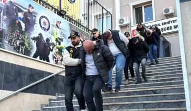 Turistleri hedef alan çete üyelerinin amaçlarına ulaştıktan sonra eğlendikleri anlar kamerada