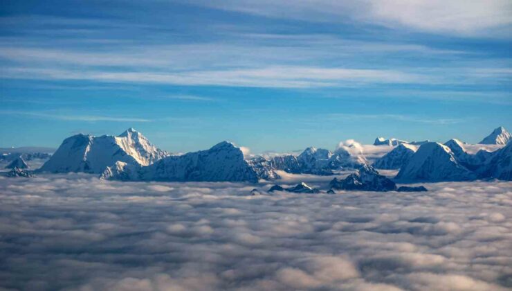 Türk yönetmen, dünyanın en yüksek dağını uçaktan görüntüledi