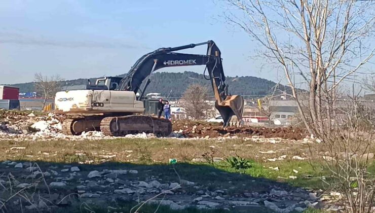 Tuzla’da tehlike saçan moloz yığınları gündeme geldi, belediye harekete geçti