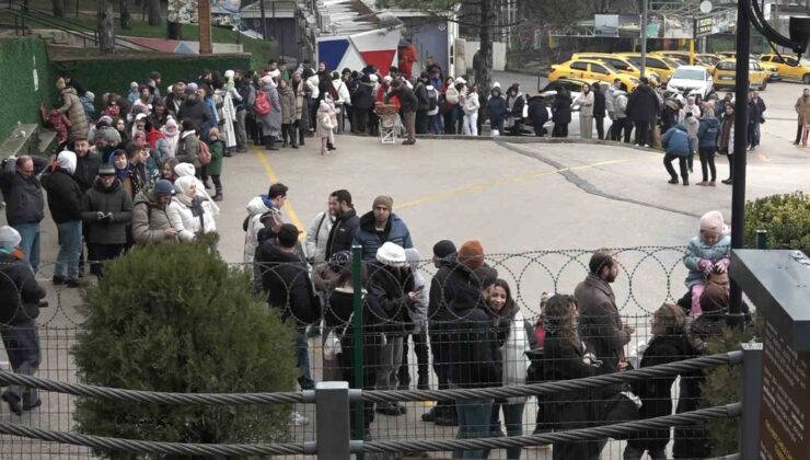 Uludağ’a çıkmak isteyenler metrelerce kuyruk oluşturdu