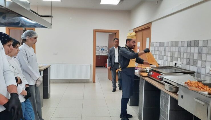 Üniversite öğrencileri ’Hızlı Yemek Restoran Uygulamaları’ sayesinde yaparak öğreniyorlar