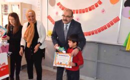 Vali Ustaoğlu kazada yaralanan öğrencilerin karnesini hasta yatağında teslim etti