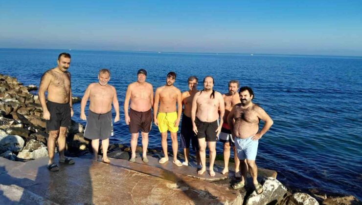 Yalova’da bir grup arkadaş 2025’in ilk gününde buz gibi suya girdi
