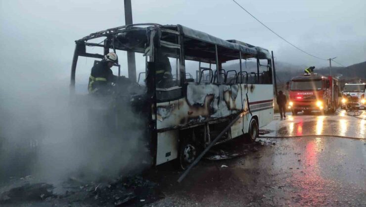 Yalova’da faciadan dönüldü…Öğrenci servisi alevlere teslim oldu