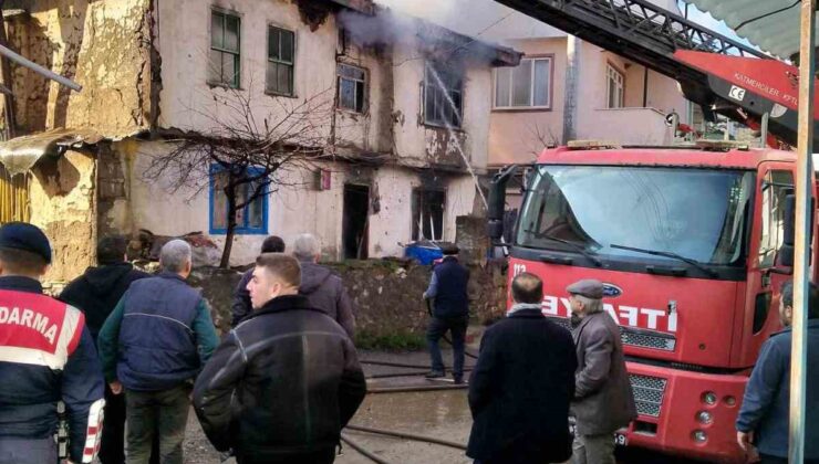 Yanan 2 katlı ev kullanılamaz hale geldi