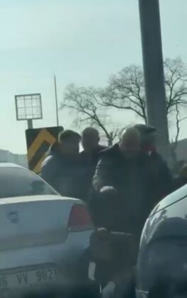 Bursa’da yol verme kavgasında yumruklar havada uçuştu