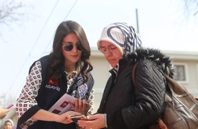 Kadın polisler, şiddetle mücadele için cadde cadde dolaşıp kadınlara KADES uygulaması yükletti