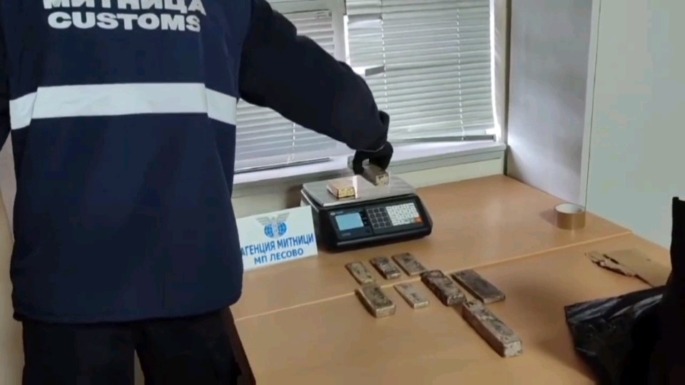 Bulgaristan gümrüğünde tır sürücüsü vücuduna sardığı 14 kilo altınla yakalandı
