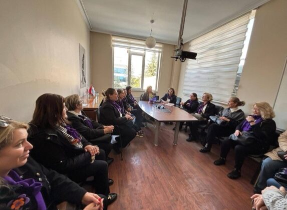 CHP Nilüfer Kadın Kolları’ndan 8 Mart’ta Emekçi Kadınlara Ziyaret