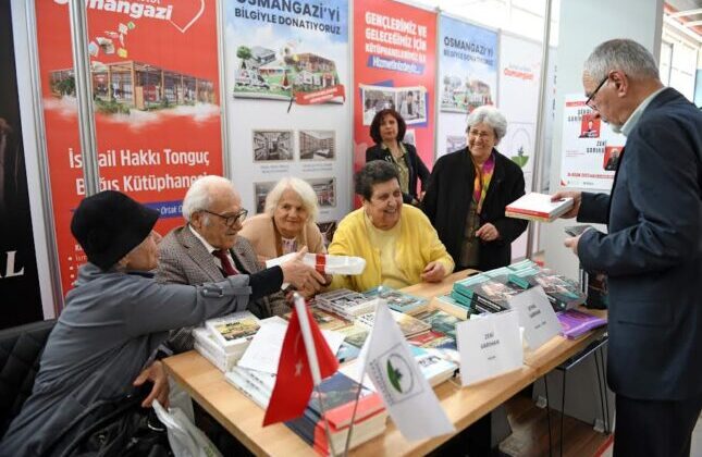 Şenal Sarıhan ve Zeki Sarıhan’a kitapseverlerden yoğun ilgi