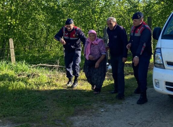 Dron ve arama köpekleri bölgeye sevk edildi: Yaşlı kadın saatler sonra yol kenarında bulundu