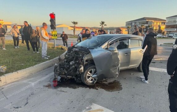 Yangın ihbarına giden itfaiye aracı otomobil ile çarpıştı: 2 yaralı
