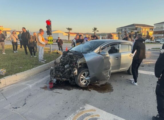 Yangın ihbarına giden itfaiye aracı otomobil ile çarpıştı: 2 yaralı