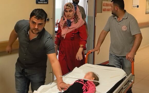  2 yaşındaki çocuğun çenesine askı saplandı