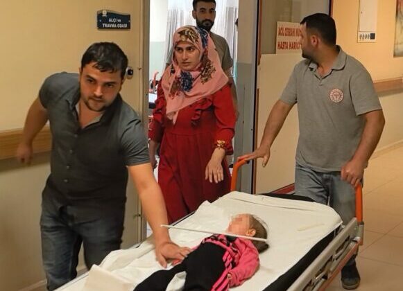  2 yaşındaki çocuğun çenesine askı saplandı