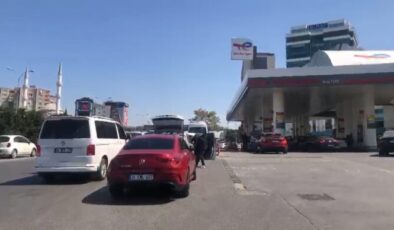  Depremden sonra akaryakıt istasyonlarında kuyruk oluştu