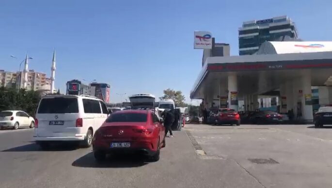  Depremden sonra akaryakıt istasyonlarında kuyruk oluştu