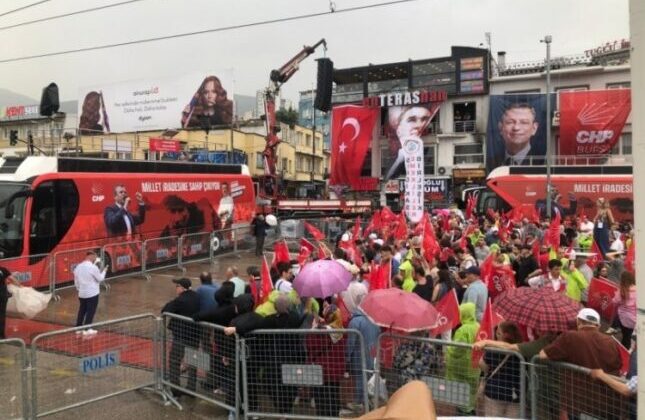 Orhangazi Esnafı Cumhuriyet Meydanı’ndaki Kermeslerden Şikâyetçi: Kayıt Dışı Satışlara Son Verilsin