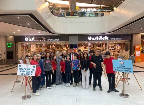 Kayapa Şehit Jandarma Er Eyüp Gürsoy Ortaokulu’ndan Sanata Açılan Kapı: Görsel Sanatlar Sergisi Özdilek AVM’de!