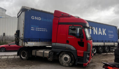 Esenyurt’ta kontrolden çıkan tır PTS direğine çarptı