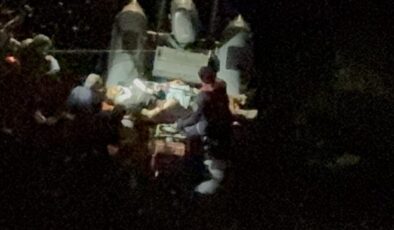 Balık tutarken kayalıklardan denize düşen genç yaralandı