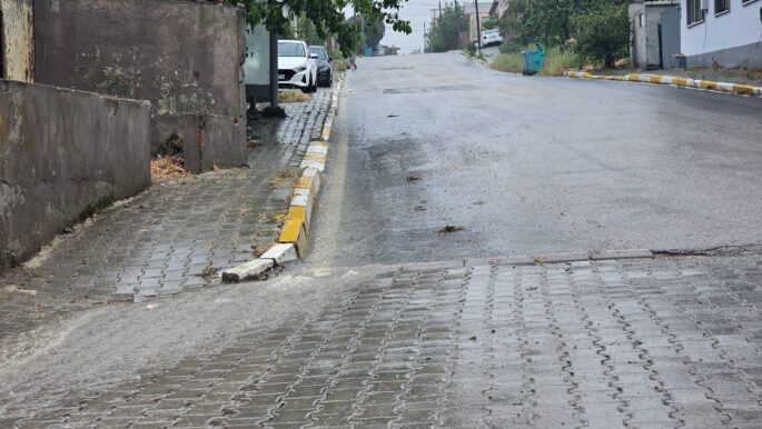 Bandırma’da sağanak yağış sele neden oldu…Vatandaşlar zor anlar yaşadı
