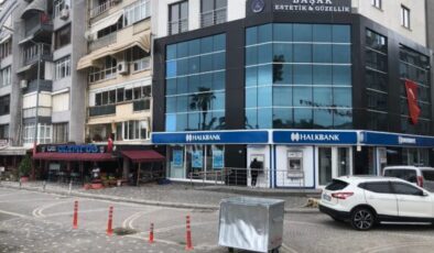 Bursa’nın Gemlik ilçesinde güpegündüz onlarca kişinin gözü önünde 4 kişi kadını zorla kaçırmaya çalıştı, polis gelince başaramadılar
