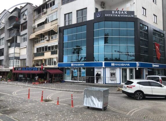 Bursa’nın Gemlik ilçesinde güpegündüz onlarca kişinin gözü önünde 4 kişi kadını zorla kaçırmaya çalıştı, polis gelince başaramadılar