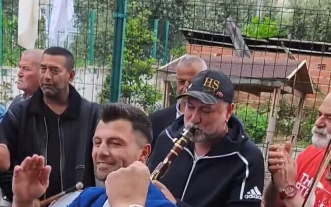 Hüsnü Şenlendirici İznik’te arkadaşının düğününe katıldı