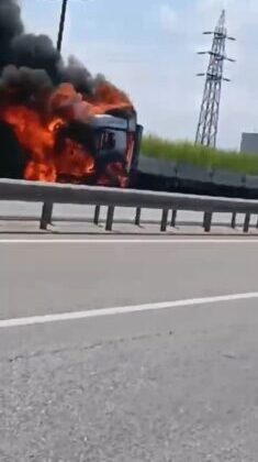 Tır alev topuna döndü