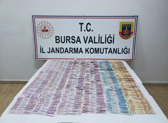 “Biz jandarmayız diyerek” aradıkları vatandaşları dolandırdılar