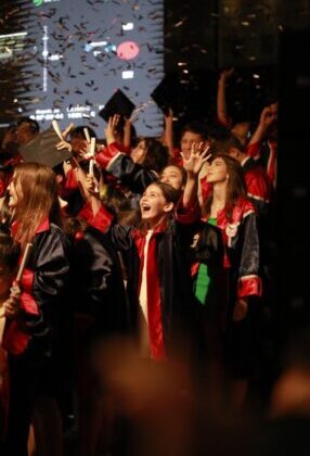 DEVA Partisi İl Başkanı Tayfun Öztürk’ün Kızı Öykü 12 Yaşında: Geleceğin Umudu Parlıyor!