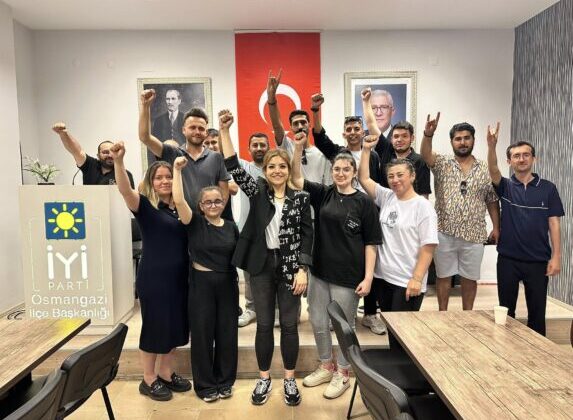 “Elektrikler Kesildi, Umutlar Yanmadı!” – İYİ Parti Osmangazi Gençliği Karanlığı Aydınlattı!
