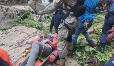 Şelalede mahsur kalan vatandaş helikopter ile kurtarıldı