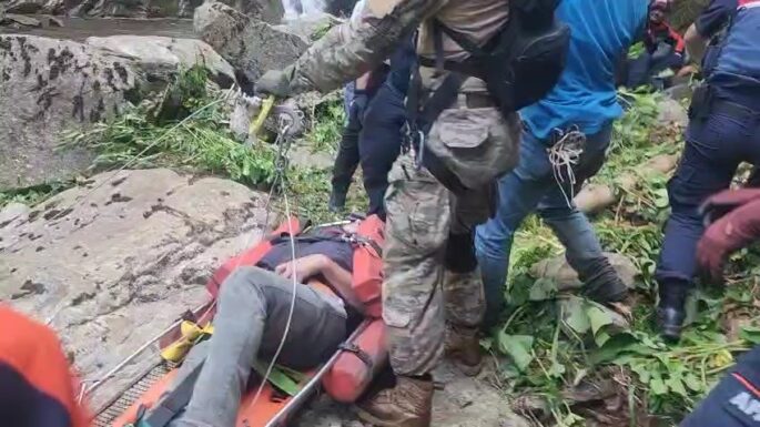 Şelalede mahsur kalan vatandaş helikopter ile kurtarıldı