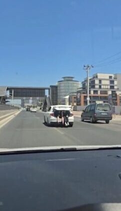 Bursa’da Bagaj Kapısı Açık Sedan Otomobilde Tehlikeli Yolculuk Kamerada