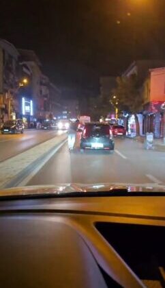 Scooterli gencin tehlikeli yolculuğu kamerada