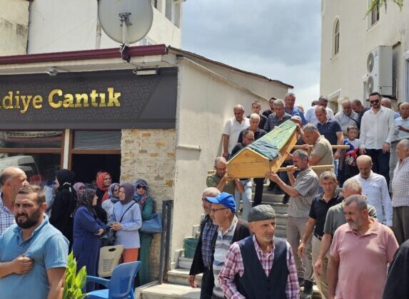 Ambulans kazasında hayatını kaybeden felçli kadın son yolculuğuna uğurlandı