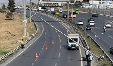 Büyükçekmece’de şiddetli rüzgardan aydınlatma direği yan yattı, E-5 trafiğe kapatıldı