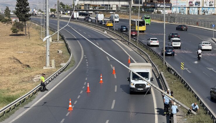 Büyükçekmece’de şiddetli rüzgardan aydınlatma direği yan yattı, E-5 trafiğe kapatıldı