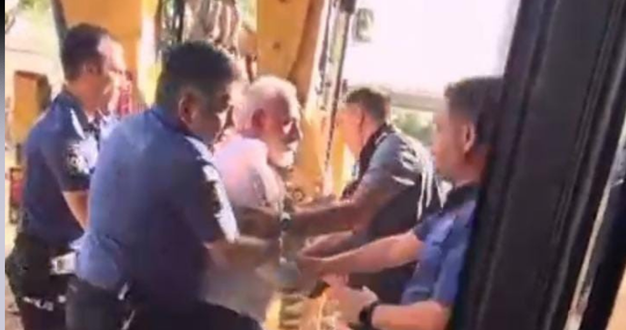 Metro istasyonu ve 5 bin konutluk proje yanında kafeterya açan işyeri sahipleri polis ve belediye ekiplerine direndi