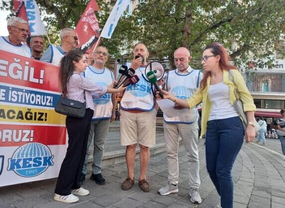 Onurlu bir yaşam için birlikte mücadeleye çağırıyoruz.