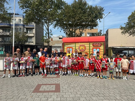 Muhsin Abinin Oyuncak Karavanı Yine Çocukları Sevindirdi: Bu Kez Arda İçin Yollardaydı