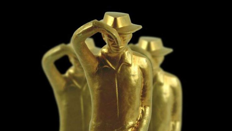 Genç yetenek Doğa Karakaş 26. Sadri Alışık Ödüllerinde “En Başarılı Erkek Oyuncu” ödülünü aldı.