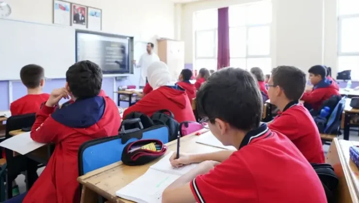 “Özel okullar devletin ücretsiz kitaplarını çöpe atıyor, velileri soyuyor!”